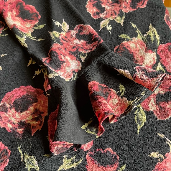 Black floral print flutter sleeve dress - Picture 5 of 9